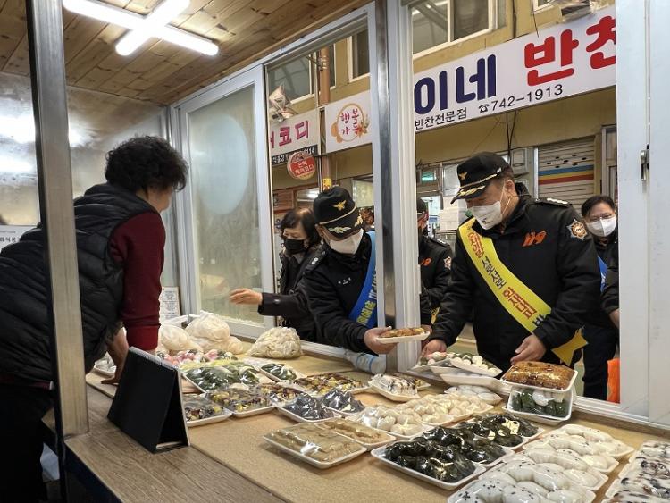 CTN - 확실하고 진실된 뉴스!-임병수 영동소방서장, 설 명절 맞이 전통시장 장보기 임병수 영동소방서장, 설 명절 맞이 전통시장 장보기