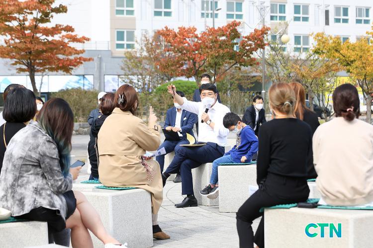 CTN - 확실하고 진실된 뉴스!-[포토]서산시 성연 테크노밸리 내 공원에서 주민과 간담회 [포토]서산시 성연 테크노밸리 내 공원에서 주민과 간담회 