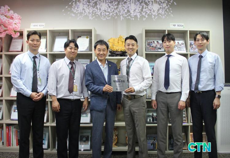 CTN - 확실하고 진실된 뉴스!-㈜금강웰빙푸드, (재)천안시복지재단 복지선두주자 선정...현판 전달 ㈜금강웰빙푸드, (재)천안시복지재단... 