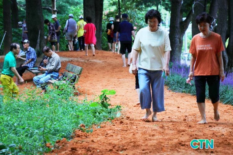CTN - 확실하고 진실된 뉴스!-㈜선양소주, 대전 유성구 계룡스파텔 황톳길 새 단장 ㈜선양소주, 대전 유성구 계룡스파텔 황톳길 새 단장
